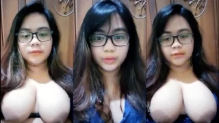 Yessi Mahasiswi Tobrut Berkacamata Show Uting Toketnya