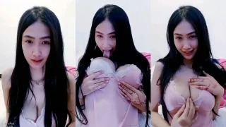 Awcece Sekarang Live di BLING2 Sexy Jilat Uting
