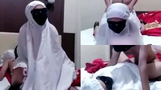 Ngentot Wanita Mukenah SofieEksib di Hotel