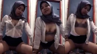 Cewek Jilbab Belajar Omek Pake Dildo Posisi Naik Turun