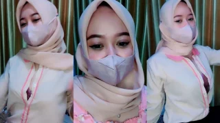 Buka Kancing Tika Ukhty Cantik Pamer Belahan