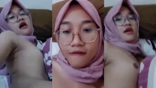 Cewek Jilbab Pink Sange Menggoda Pengen di Entotin Beb