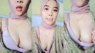 Host Jilbab Pink Menggoda Bikin Pascol Tegang