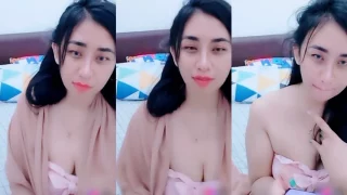 Mbeb Host Cantik Lepas Jilbab Pamer Belahan Dada